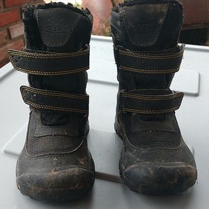 Kids Keen snow boots.